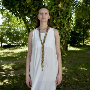 Collar largo de cuentas miel